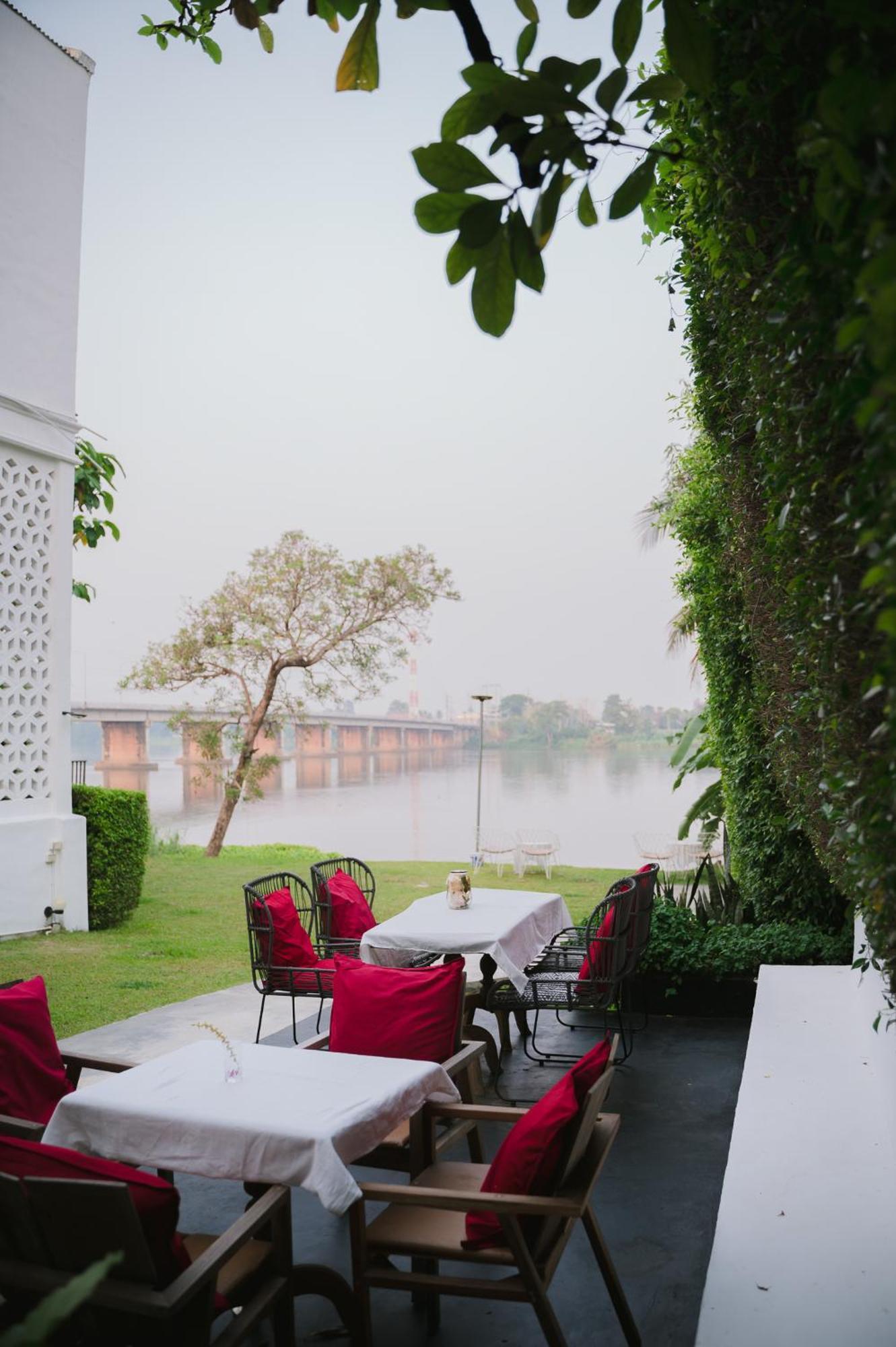 White Wall Riverfront Hotel Kamphaeng Phet Exterior foto